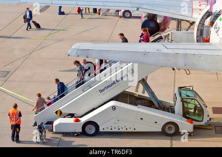 Flugzeug in Parkposition am Flughafen Dortmund 21, Deutschland, Nordrhein-Westfalen, Ruhrgebiet, Dortmund Stockfoto