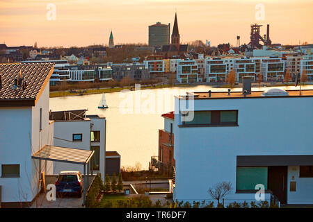 Wohnanlage am See Phoenix, Hochofen Phoenix West im Hintergrund, Deutschland, Nordrhein-Westfalen, Ruhrgebiet, Dortmund Stockfoto