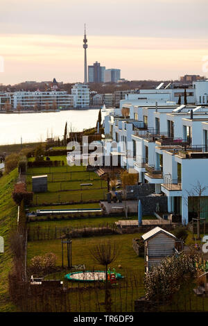 Wohnanlage am See Phoenix, Florianturm im Hintergrund, Deutschland, Nordrhein-Westfalen, Ruhrgebiet, Dortmund Stockfoto