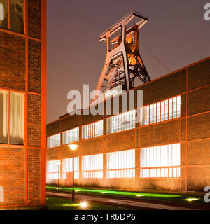 Zeche Zollverein Schacht XII mit Kopf Gang am Abend, Deutschland, Nordrhein-Westfalen, Ruhrgebiet, Essen Stockfoto