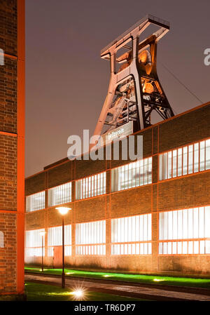 Zeche Zollverein Schacht XII mit Kopf Gang am Abend, Deutschland, Nordrhein-Westfalen, Ruhrgebiet, Essen Stockfoto