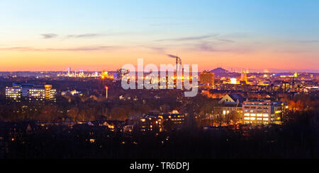 Anzeigen von Gelsenkrichen am Abend von Halde Rungenberg, Deutschland, Nordrhein-Westfalen, Ruhrgebiet, Gelsenkirchen Stockfoto