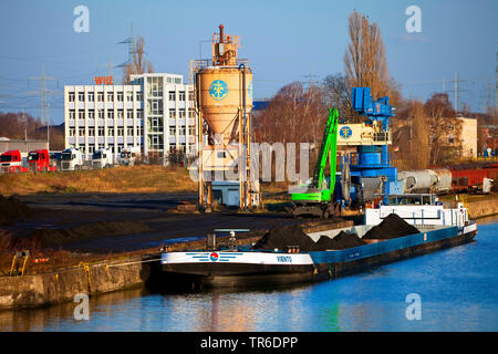 Cargo Schiff auf dem Rhein-Herne-Kanal bei Watergate Wanne-Eickel, Deutschland, Nordrhein-Westfalen, Ruhrgebiet, Herne Stockfoto