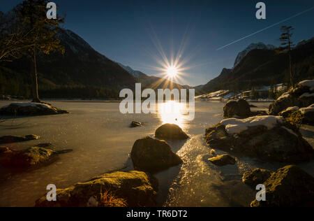 Gefrorenen See Hintersee bei Sonnenuntergang, Deutschland, Bayern, Berchtesgadener Land, Hintersee Stockfoto