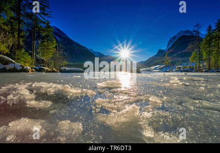 Gefrorenen See Hintersee bei Sonnenuntergang, Deutschland, Bayern, Berchtesgadener Land, Hintersee Stockfoto