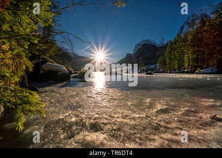 Gefrorenen See Hintersee bei Sonnenuntergang, Deutschland, Bayern, Berchtesgadener Land, Hintersee Stockfoto