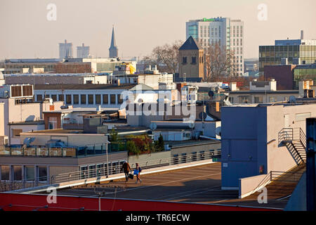 Blick über die Dächer auf das Parkdeck Glockengasse, Deutschland, Nordrhein-Westfalen, Rheinland, Köln Stockfoto