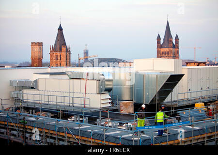 Dach Landschaft mit Lüftungsanlage, Haus Neuerburg und die Türme der Basilika der Heiligen Apostel, Deutschland, Nordrhein-Westfalen, Rheinland, Köln Stockfoto