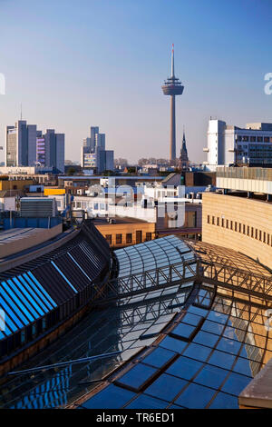 Blick über die Dächer zu telekommunikationsturm Colonius, Deutschland, Nordrhein-Westfalen, Rheinland, Köln Stockfoto