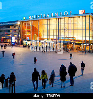 Main Station Square im Abendlicht, Deutschland, Nordrhein-Westfalen, Rheinland, Köln Stockfoto