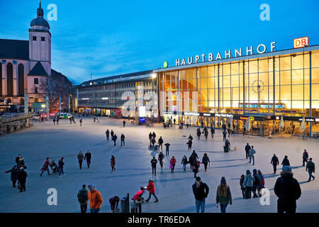 Main Station Square im Abendlicht, Deutschland, Nordrhein-Westfalen, Rheinland, Köln Stockfoto