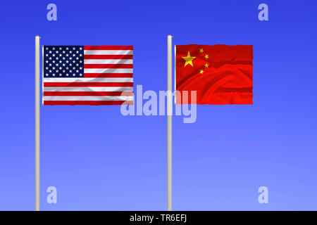 Flagge der USA und China gegen den blauen Himmel, China Stockfoto