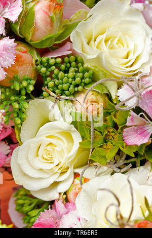 Blumenarrangement Mit weißen Rosen Stockfoto