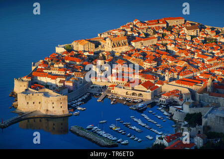 Blick auf Dubrovnik im Abendlicht, Kroatien, Dalmatien, Dubrovnik Stockfoto