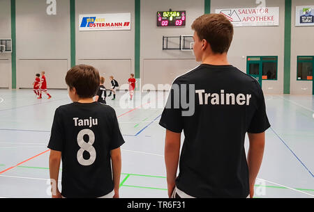 Junge und coacher in einer Sporthalle bei socker Spiel, Deutschland Stockfoto