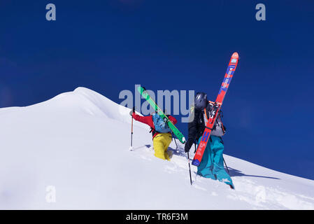 Skifahrer zu Fuß durch Pulverschnee auf dem Weg zum Berggipfel, Frankreich, Savoyen, Sainte Foy Tarentaise Stockfoto