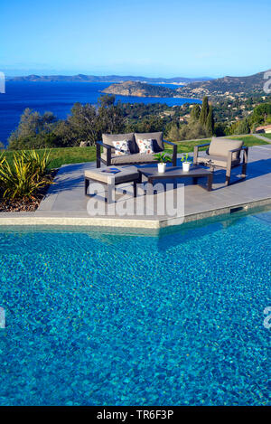 Pool mit Meerblick eines luxuriösen Hotels, Frankreich, Saint Tropez Stockfoto