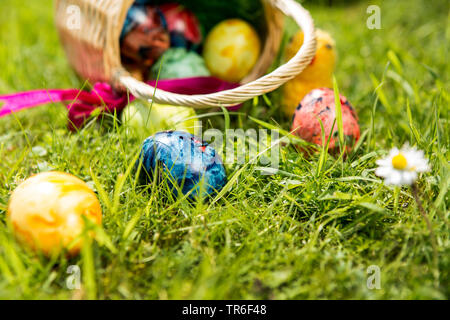 Umgeworfen Ostern Korb und Ostereier in einer Wiese, Deutschland Stockfoto