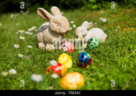 Osterhasen und Ostereier auf Rasen, Deutschland Stockfoto