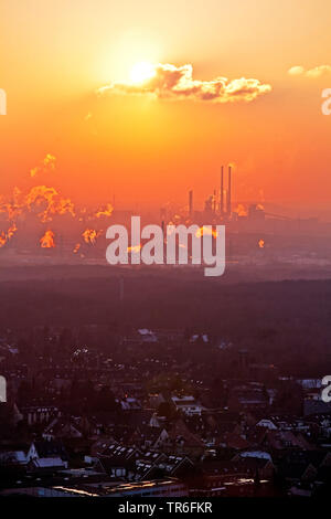 Blick vom Verderben tipp Haniel in die industrielle Landschaft bei Sonnenuntergang, Deutschland, Nordrhein-Westfalen, Ruhrgebiet, Bottrop Stockfoto