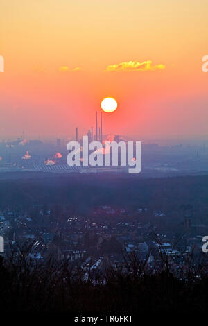 Blick vom Verderben tipp Haniel in die industrielle Landschaft bei Sonnenuntergang, Deutschland, Nordrhein-Westfalen, Ruhrgebiet, Bottrop Stockfoto