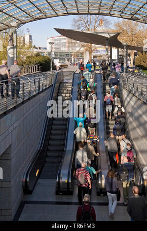 Die Leute werden von der U-Bahn-Station Westfalenhalle, Deutschland, Nordrhein-Westfalen, Ruhrgebiet, Dortmund Stockfoto