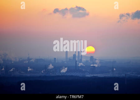 Blick vom Verderben tipp Haniel in die industrielle Landschaft bei Sonnenuntergang, Deutschland, Nordrhein-Westfalen, Ruhrgebiet, Bottrop Stockfoto