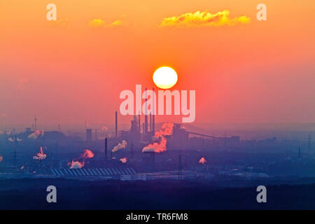 Blick vom Verderben tipp Haniel in die industrielle Landschaft bei Sonnenuntergang, Deutschland, Nordrhein-Westfalen, Ruhrgebiet, Bottrop Stockfoto