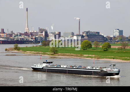 Schifffahrt auf dem Rhein und Chempark in Uerdingen, Deutschland, Nordrhein-Westfalen, Krefeld Stockfoto