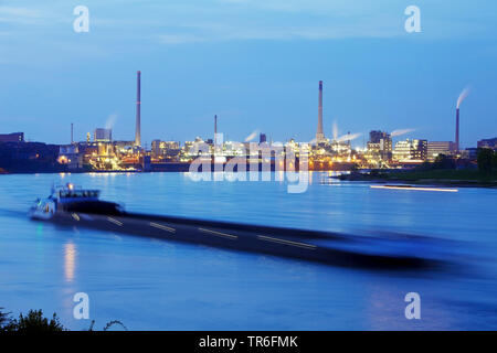 Schifffahrt auf dem Rhein und Chempark in Uerdingen in der Dämmerung, Deutschland, Nordrhein-Westfalen, Niederrhein, Krefeld Stockfoto