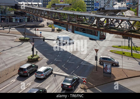 Wuppertaler Schwebebahn am Alter Markt, Deutschland, Nordrhein-Westfalen, Bergisches Land, Wuppertal Stockfoto