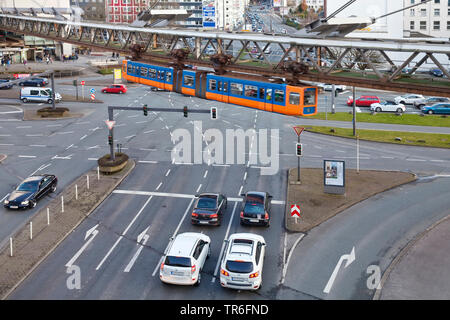 Wuppertaler Schwebebahn am Alter Markt, Deutschland, Nordrhein-Westfalen, Bergisches Land, Wuppertal Stockfoto