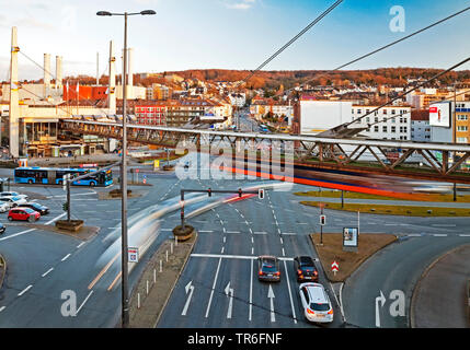 Wuppertaler Schwebebahn am Alter Markt, Deutschland, Nordrhein-Westfalen, Bergisches Land, Wuppertal Stockfoto