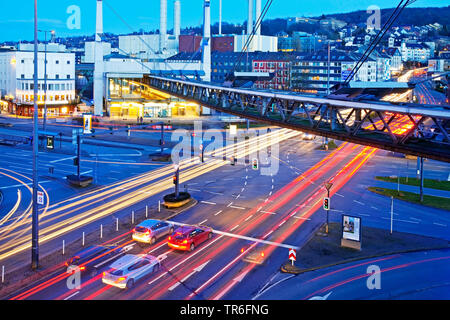 Wuppertaler Schwebebahn bei Alter Markt am Abend, Deutschland, Nordrhein-Westfalen, Bergisches Land, Wuppertal Stockfoto