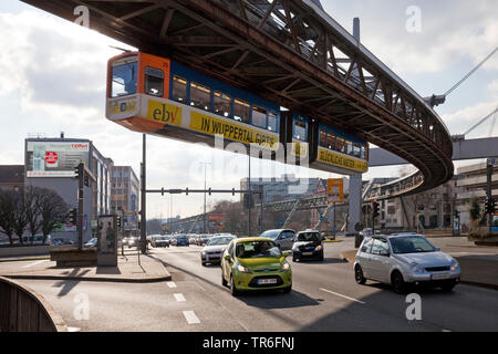 Wuppertaler Schwebebahn am Alter Markt, Deutschland, Nordrhein-Westfalen, Bergisches Land, Wuppertal Stockfoto