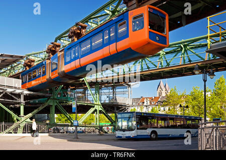 Die Wuppertaler Schwebebahn auf dem Bahnhof Oberbarmen, Deutschland, Nordrhein-Westfalen, Bergisches Land, Wuppertal Stockfoto