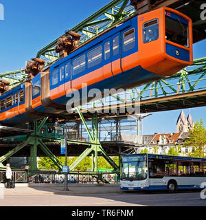 Die Wuppertaler Schwebebahn auf dem Bahnhof Oberbarmen, Deutschland, Nordrhein-Westfalen, Bergisches Land, Wuppertal Stockfoto