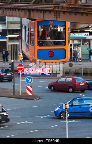 Wuppertaler Schwebebahn am Alter Markt, Deutschland, Nordrhein-Westfalen, Bergisches Land, Wuppertal Stockfoto