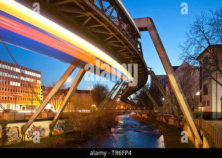 Helle Streifen von der Wuppertaler Schwebebahn über die Wupper, Deutschland, Nordrhein-Westfalen, Bergisches Land, Wuppertal Stockfoto