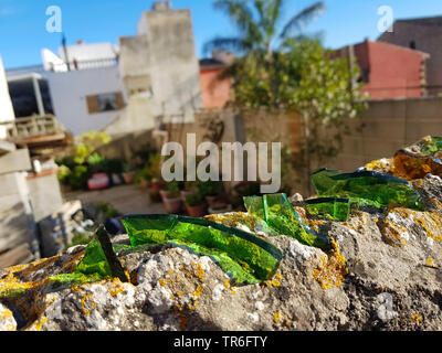 Mauerkrone mit Glasscherben, Spanien, Balearen, Mallorca Stockfoto