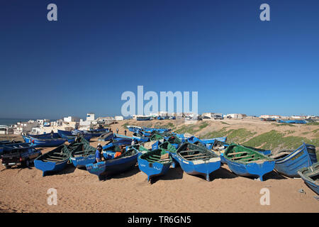 Fischerboote am Strand von Tifnite, Marokko, Souss Massa Nationalpark Stockfoto