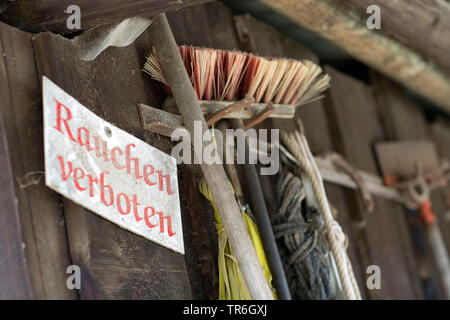 Nr. Rauchen Zeichen neben Gerätehalter in einem stabilen, Deutschland Stockfoto