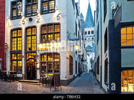 Salzgasse mit Restaurant, Blick durch die Gasse zu Groß Sankt Martin am Abend, Deutschland, Nordrhein-Westfalen, Köln Stockfoto