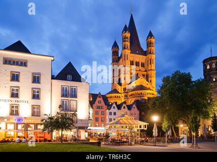 Groß St. Martin Kirche und Fischmarkt am Abend, Deutschland, Nordrhein-Westfalen, Köln Stockfoto