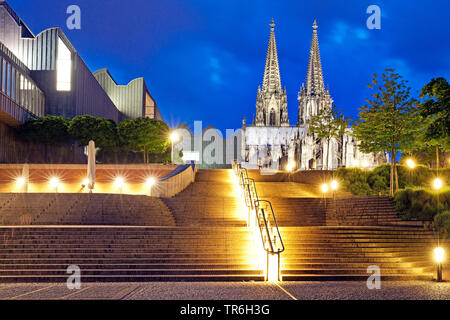 Beleuchtete Treppen, Museum Ludwig und Kölner Dom am Abend, Deutschland, Nordrhein-Westfalen, Köln Stockfoto