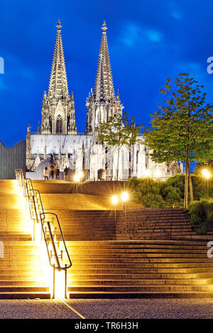 Beleuchtete Treppen, Museum Ludwig und Kölner Dom am Abend, Deutschland, Nordrhein-Westfalen, Köln Stockfoto