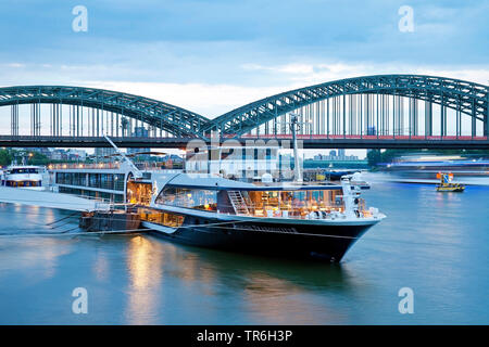 Schiffen auf Rhein und Hohenzollernbrücke am Abend, Deutschland, Nordrhein-Westfalen, Köln Stockfoto