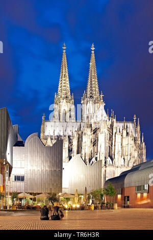 Museum Ludwig und Kölner Dom am Abend, Deutschland, Nordrhein-Westfalen, Köln Stockfoto