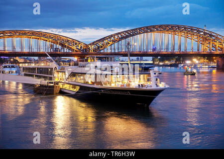 Schiffen auf Rhein und Hohenzollernbrücke am Abend, Deutschland, Nordrhein-Westfalen, Köln Stockfoto