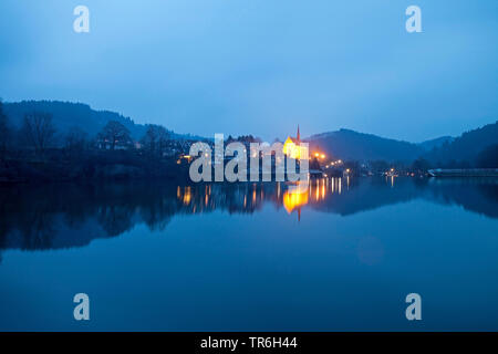 Stausee Beyenburg und beleuchtete die hl. Maria Magdalena Kirche am Abend, Deutschland, Nordrhein-Westfalen, Bergisches Land, Wuppertal Stockfoto